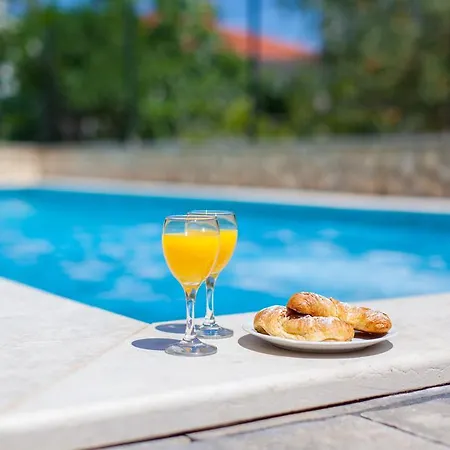 Διαμέρισμα Pansion Tina *