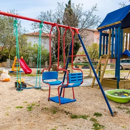 Pansion Tina شقة *