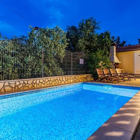 Pansion Tina شقة *